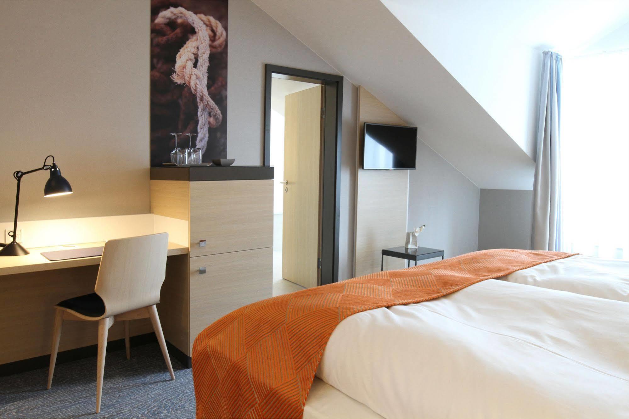 Hafenhotel Meereszeiten 하일리겐하펜 외부 사진