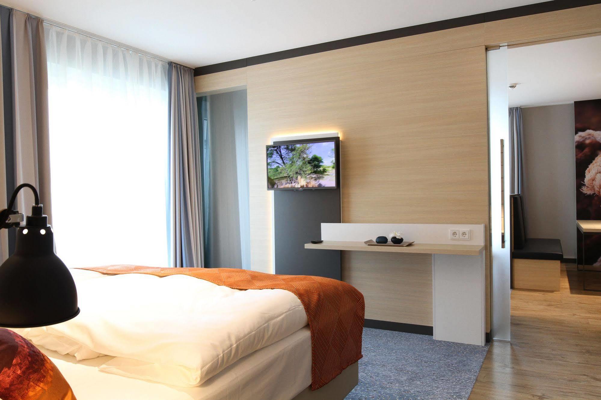 Hafenhotel Meereszeiten 하일리겐하펜 외부 사진