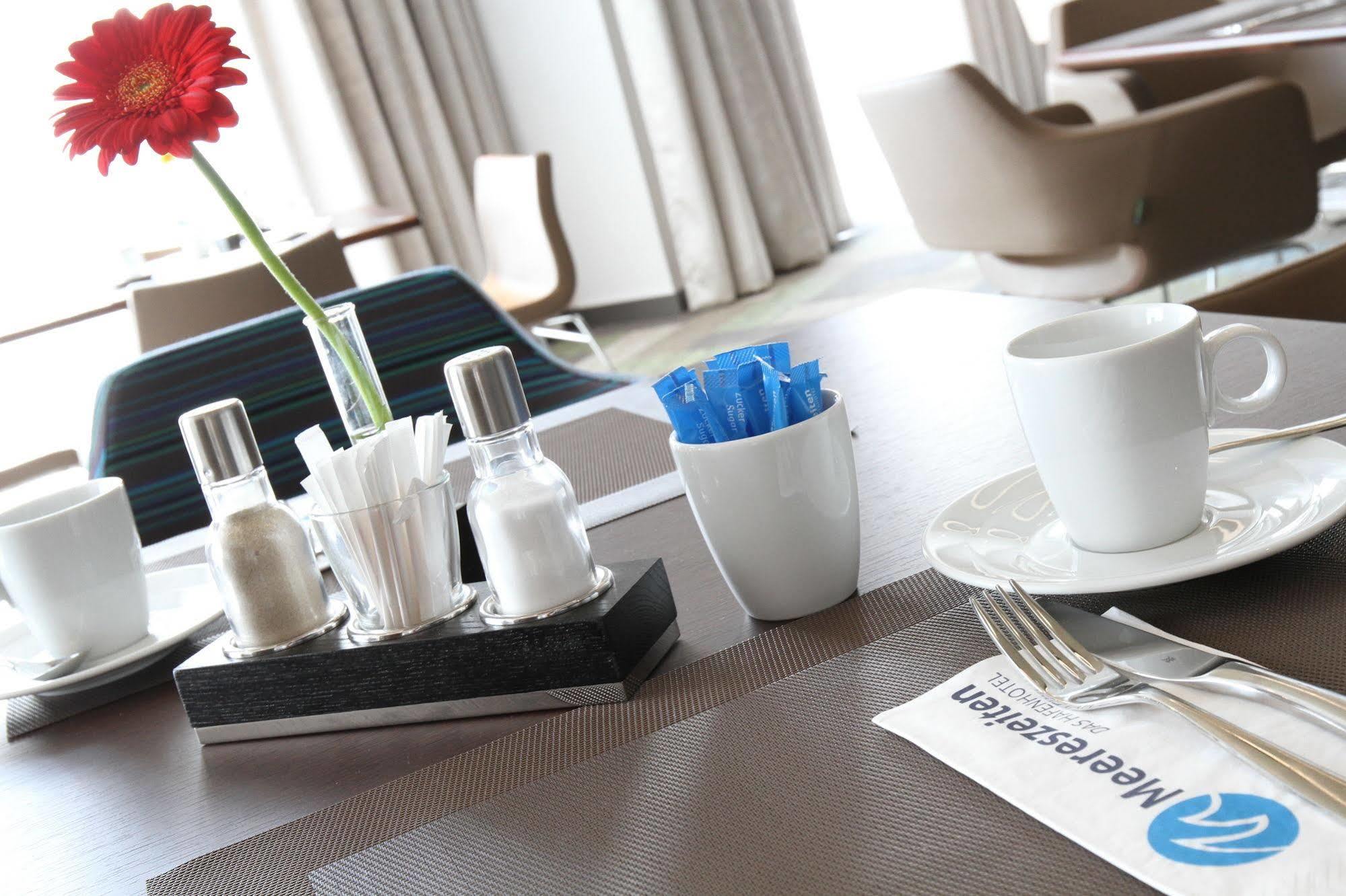 Hafenhotel Meereszeiten 하일리겐하펜 외부 사진